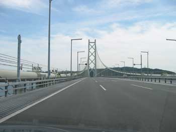明石海峡大橋を渡る