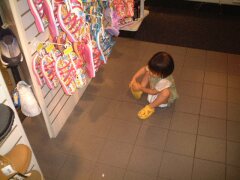 靴屋さんでおおはしゃぎのAYA