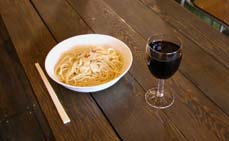 ぺペロンチーノパスタと赤ワイン